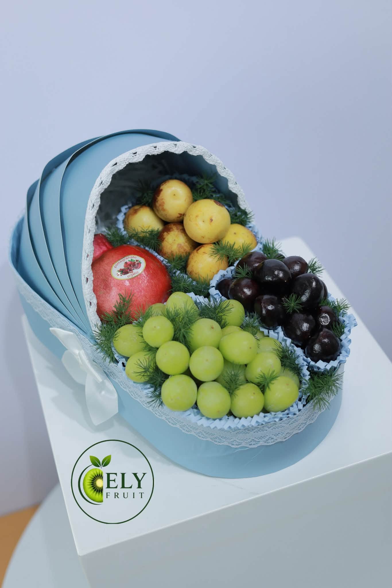 Giỏ quà mừng em bé với trái cây và hoa tươi