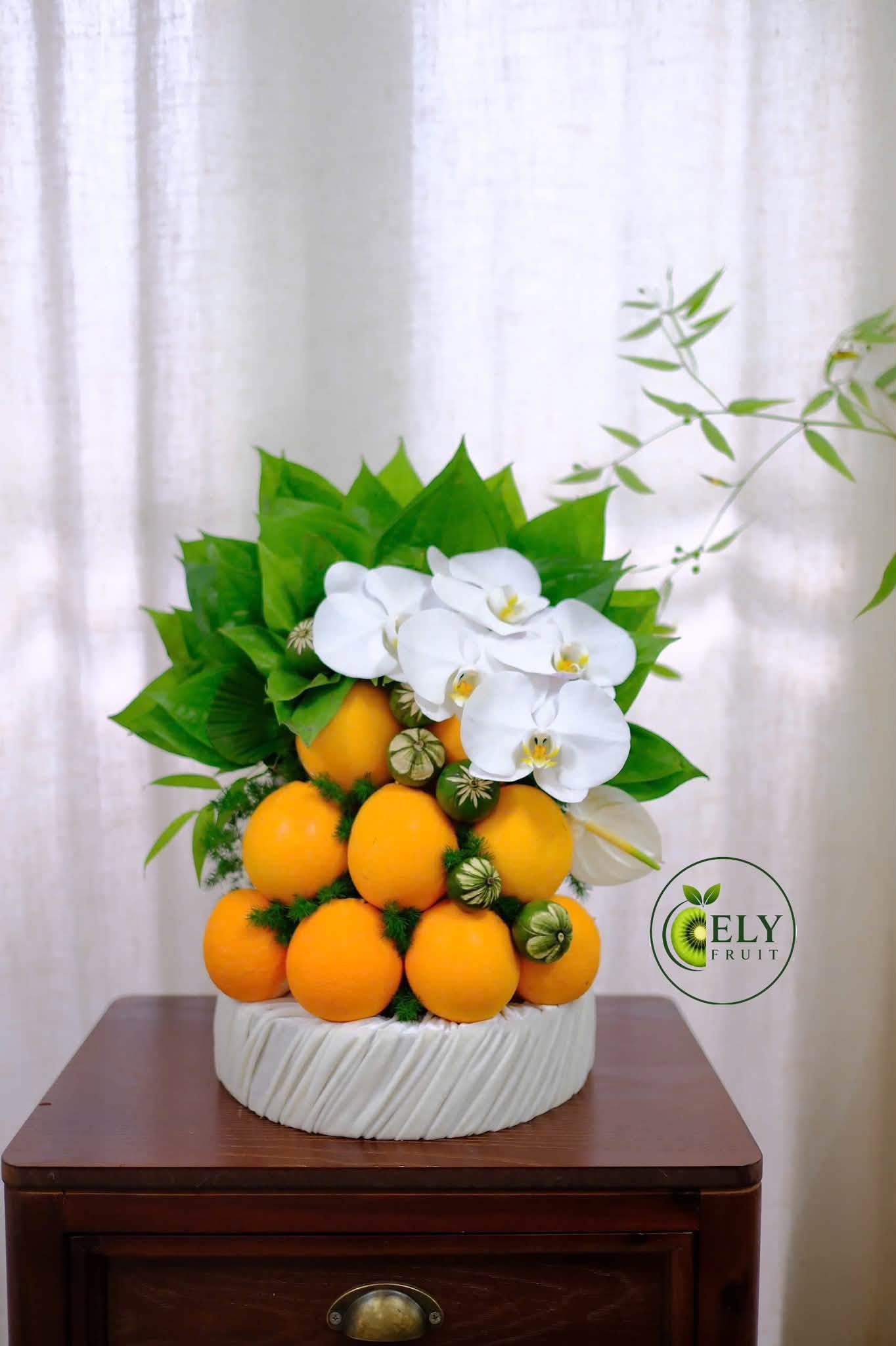 Chi tiết tráp cưới hỏi với trái cây và hoa tươi