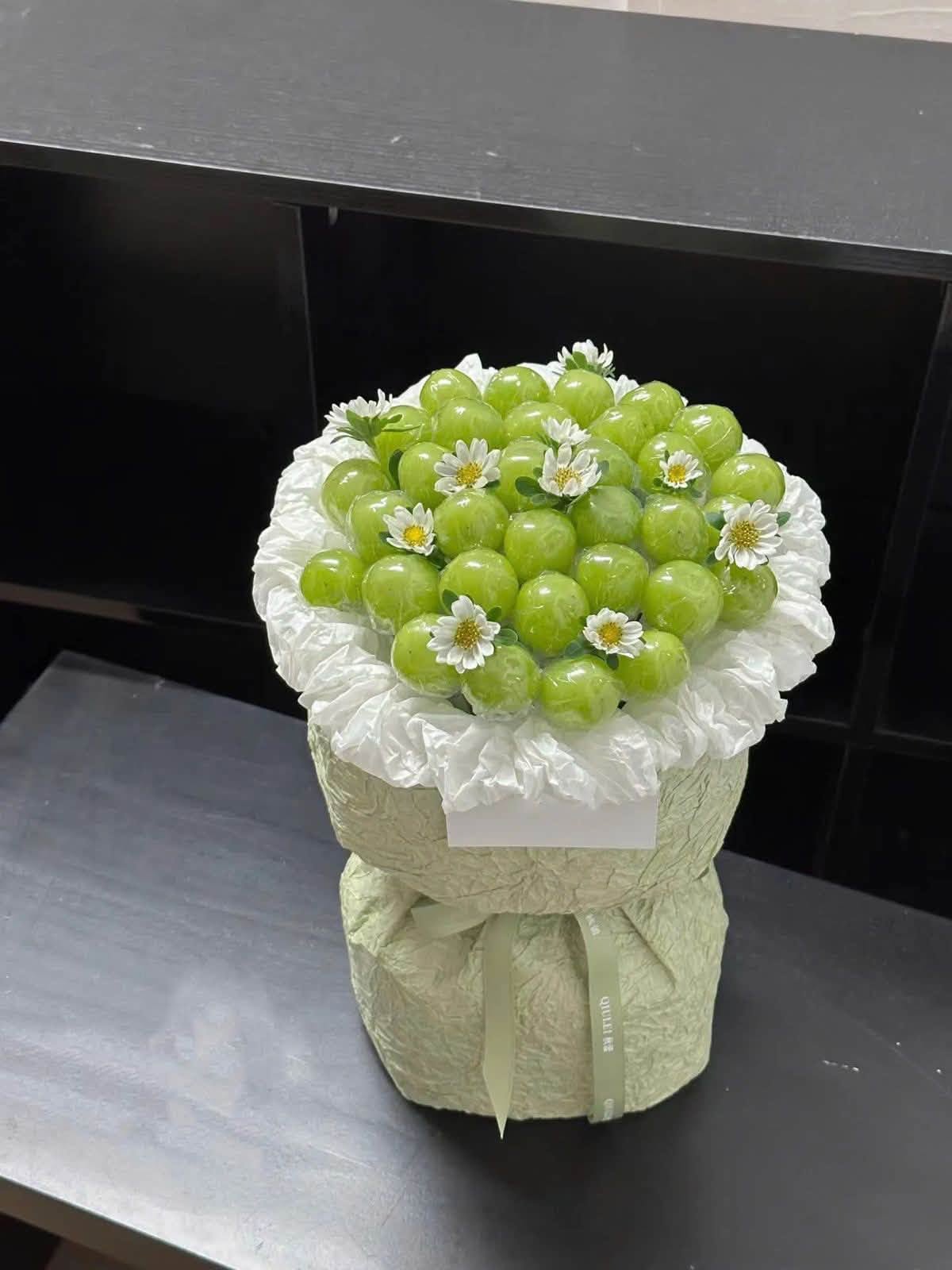Giỏ quà với trái cây và hoa được phối theo phong cách trang nhã
